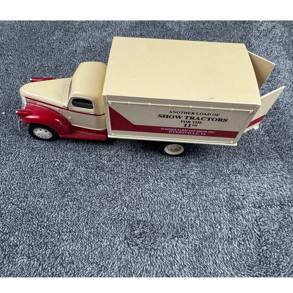 Liberty Classics 1942 Chevrolet‎ 1.5 Ton Van Box Truck Bank Summer Farm Toy Show